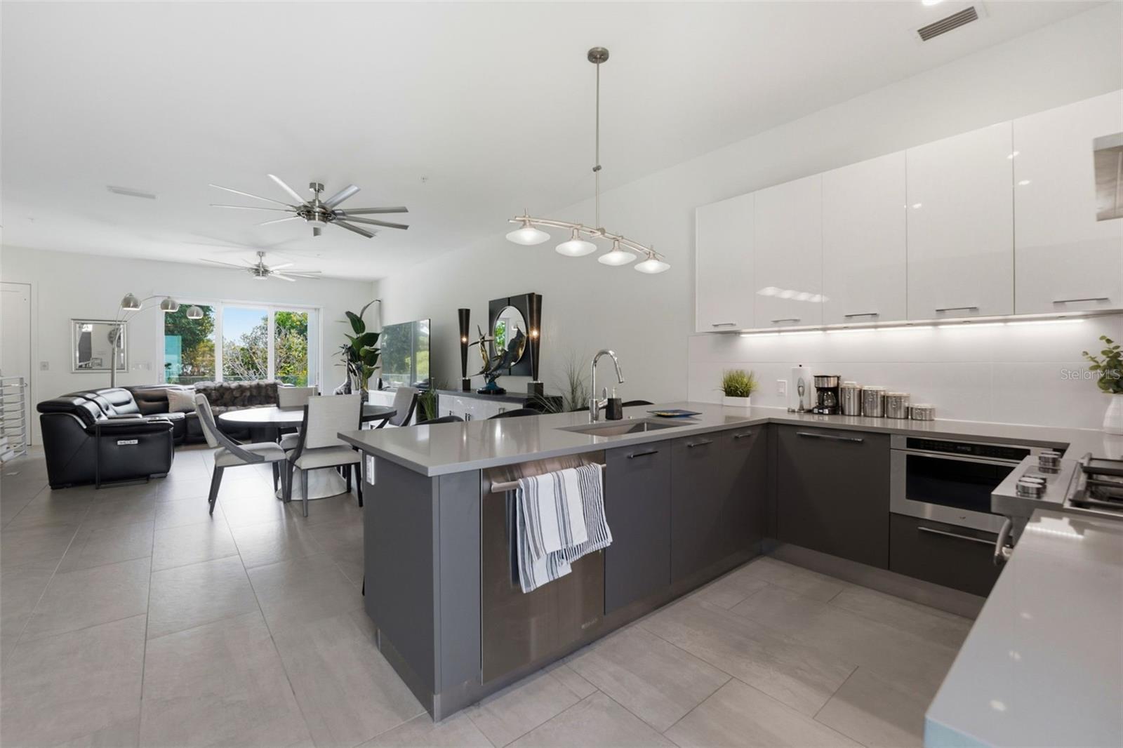 TOWNHOMES/ORANGE CLUB - Residential