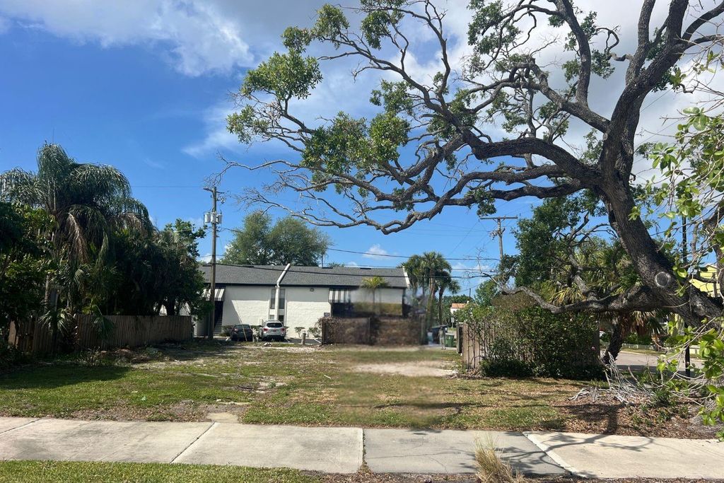 Photo of 404 E Davis Boulevard, Tampa, FL 33606 (MLS # TB8492398)