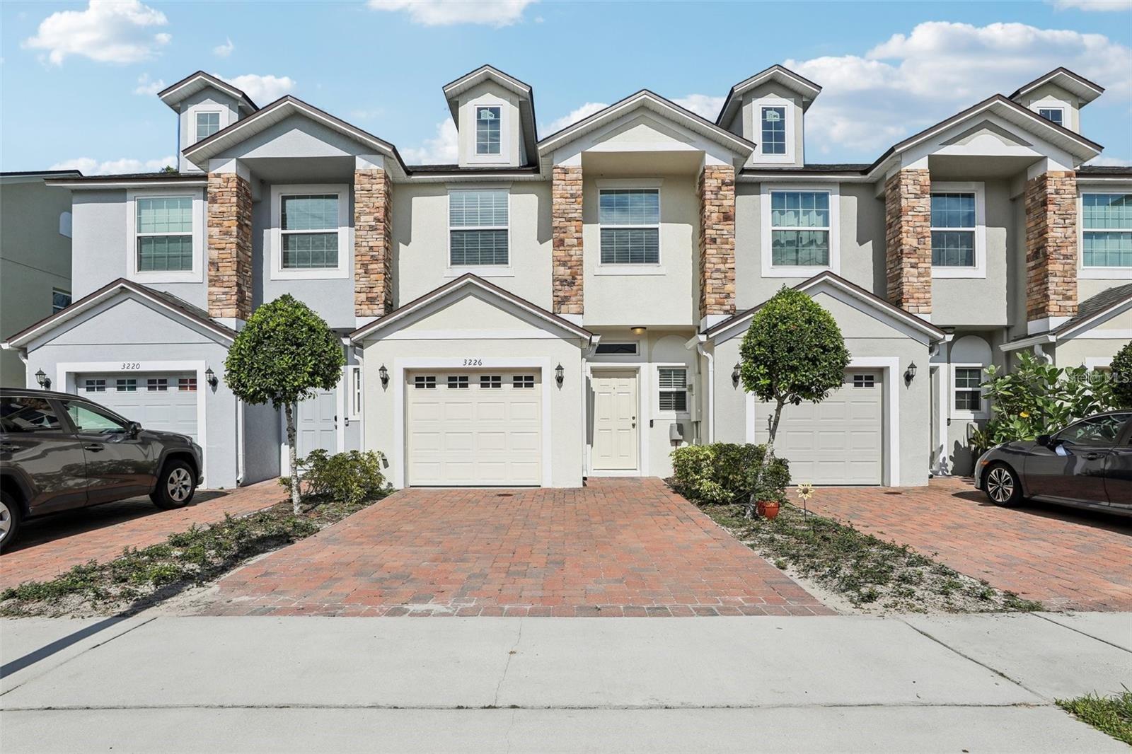 Winter park school district, Open Floor plan, granite countertops, large storage closet and 1/2 bath downstairs. Laundry unit, 3 bedrooms 2 full bath upstairs.