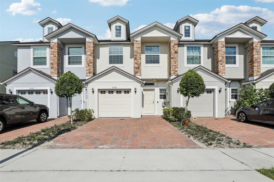 Winter park school district, Open Floor plan, granite countertops, large storage closet and 1/2 bath downstairs. Laundry unit, 3 bedrooms 2 full bath upstairs.