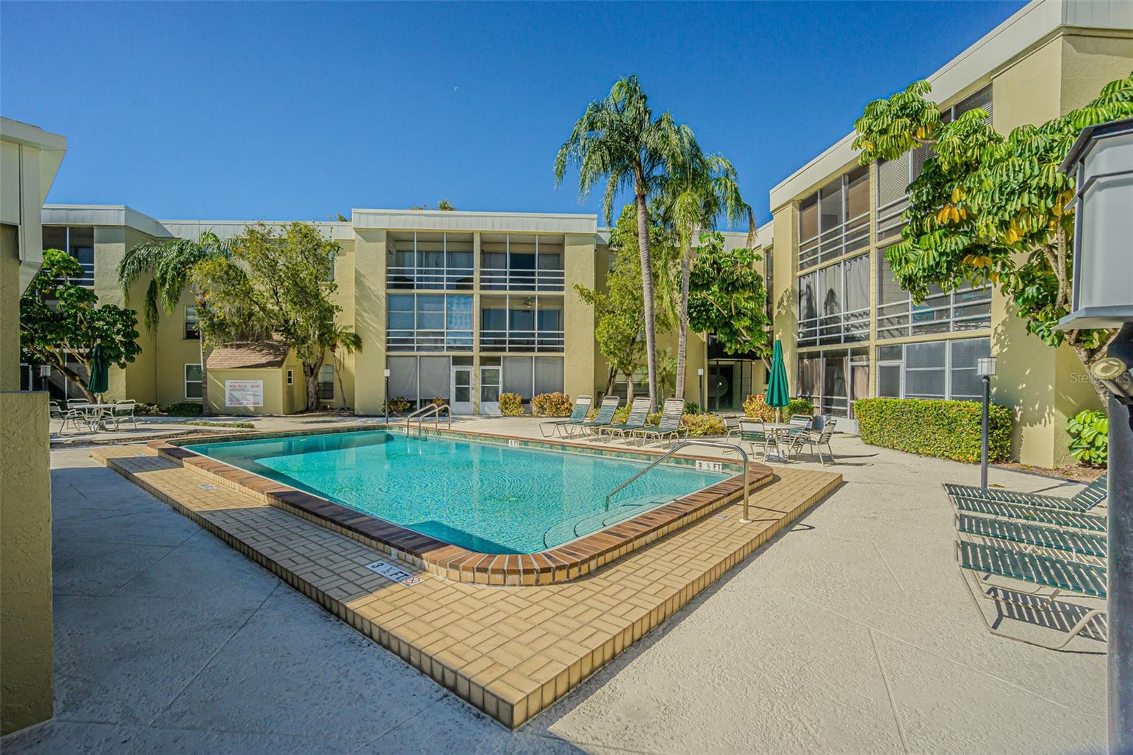 THE CONDOMIN F SUNSET PARK - Residential