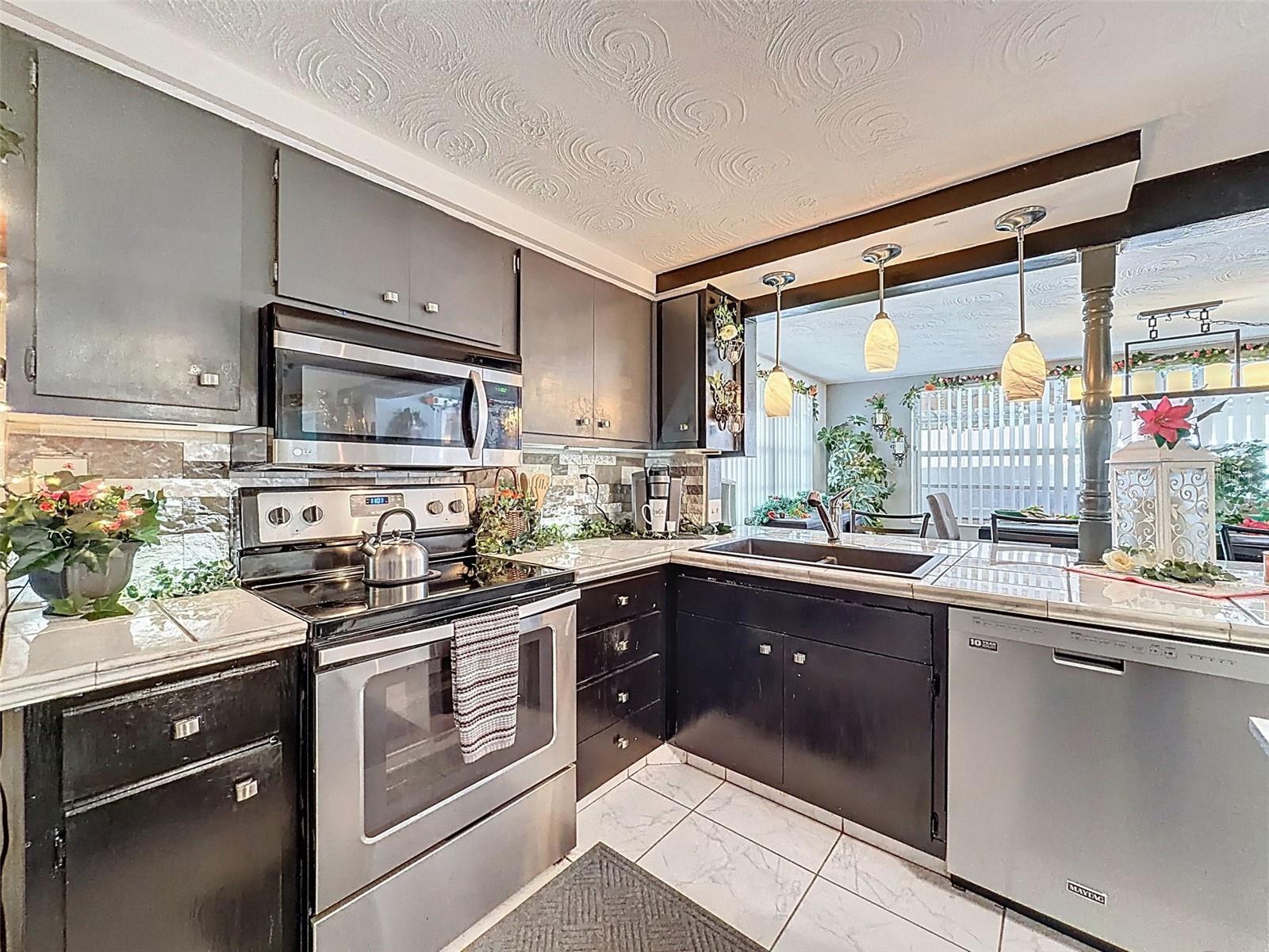 ALOHA GARDENS - Residential