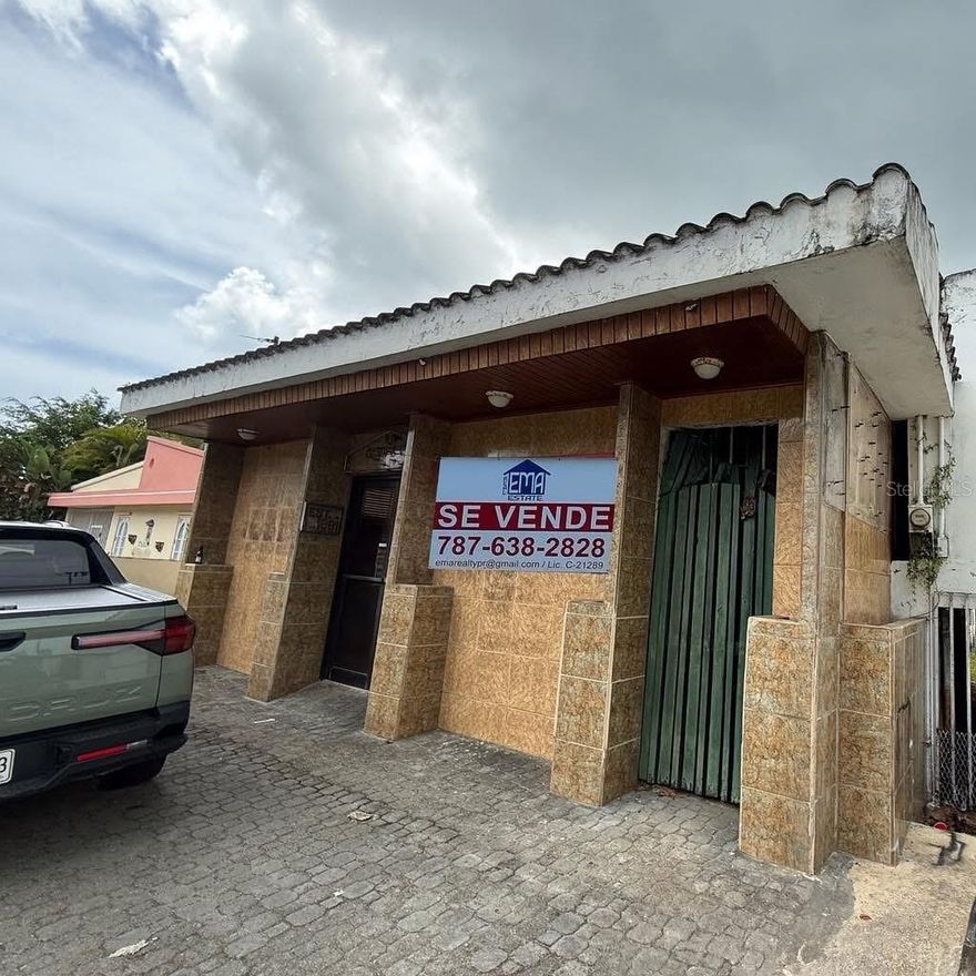 Oceanfront Commercial Lot – Palo Seco, Toa Baja

Exceptional oceanfront commercial lot of approximately 330 square meters, featuring three existing concrete structures with strong potential for rehabilitation or redevelopment.

The property includes a former restaurant space and two concrete residential structures. Located directly along the coastline in a recognized tourist area, offering excellent visibility and development potential.

Prime location just minutes from the San Juan metropolitan area and adjacent to Isla de Cabra, an area known for its historical significance and panoramic ocean views.

Ideal for commercial, hospitality, or investment use, including restaurant, short-term rental, eco-lodge, or other beachfront development, subject to permits and zoning approvals.

Coordinates: (18.4630385, -66.1423875)