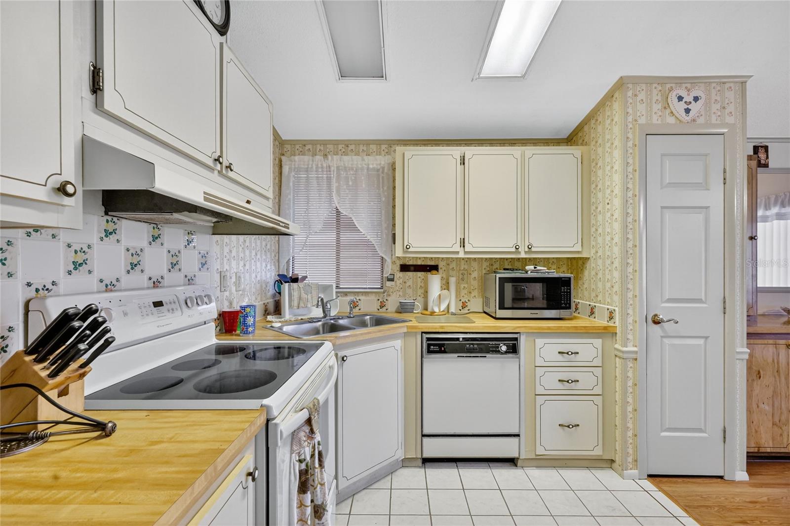 LADY LAKE ORANGE BLOSSOM GARDENS UNIT 06 - Residential