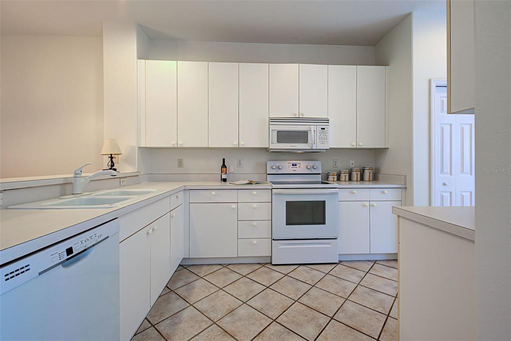 PELICAN POINTE GOLF & COUNTRY CLUB - Residential