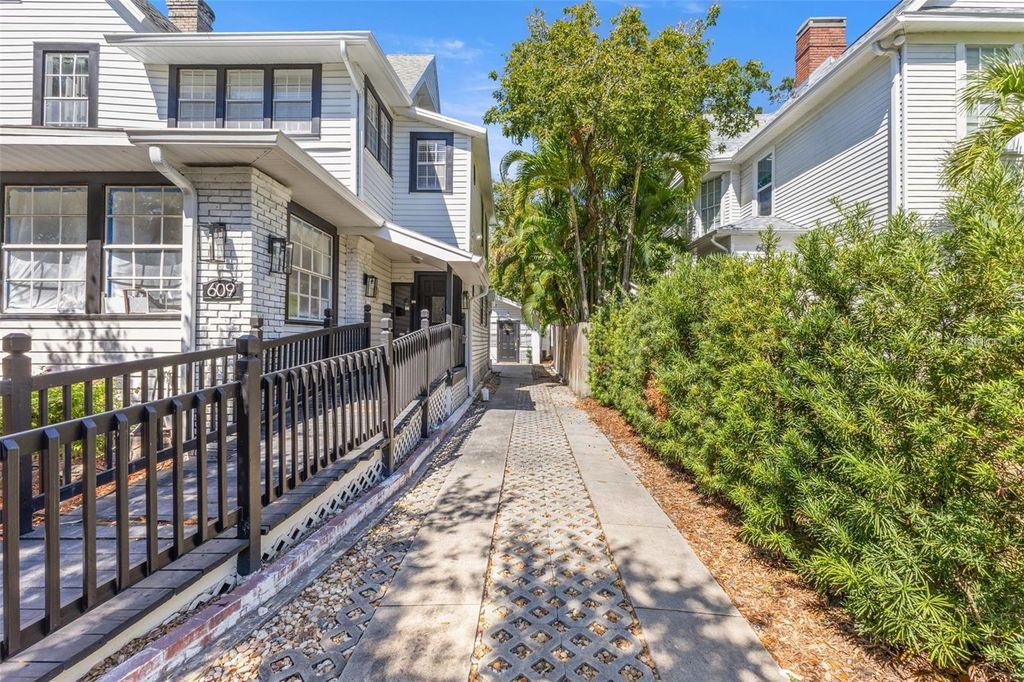 Photo of 609 W Azeele Street, Tampa, FL 33606 (MLS # TB8441151)