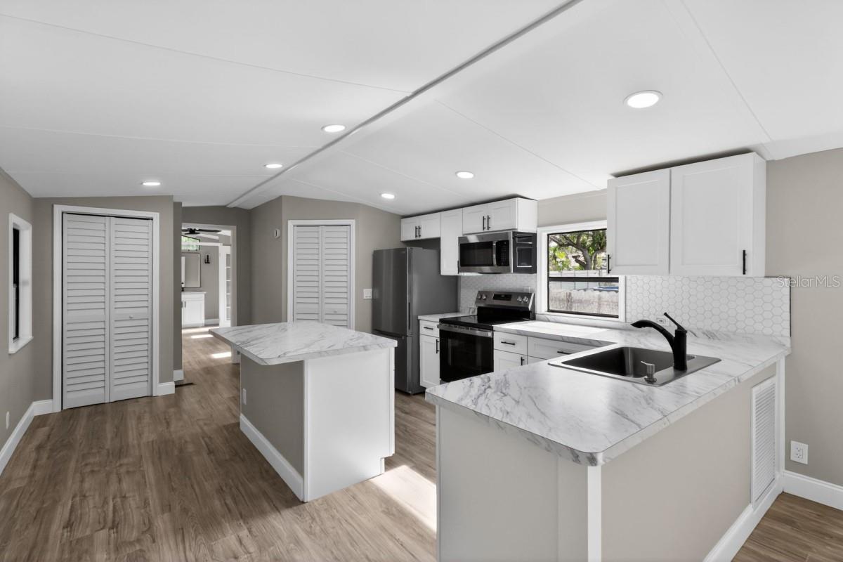 MOON LAKE ESTATES - Residential