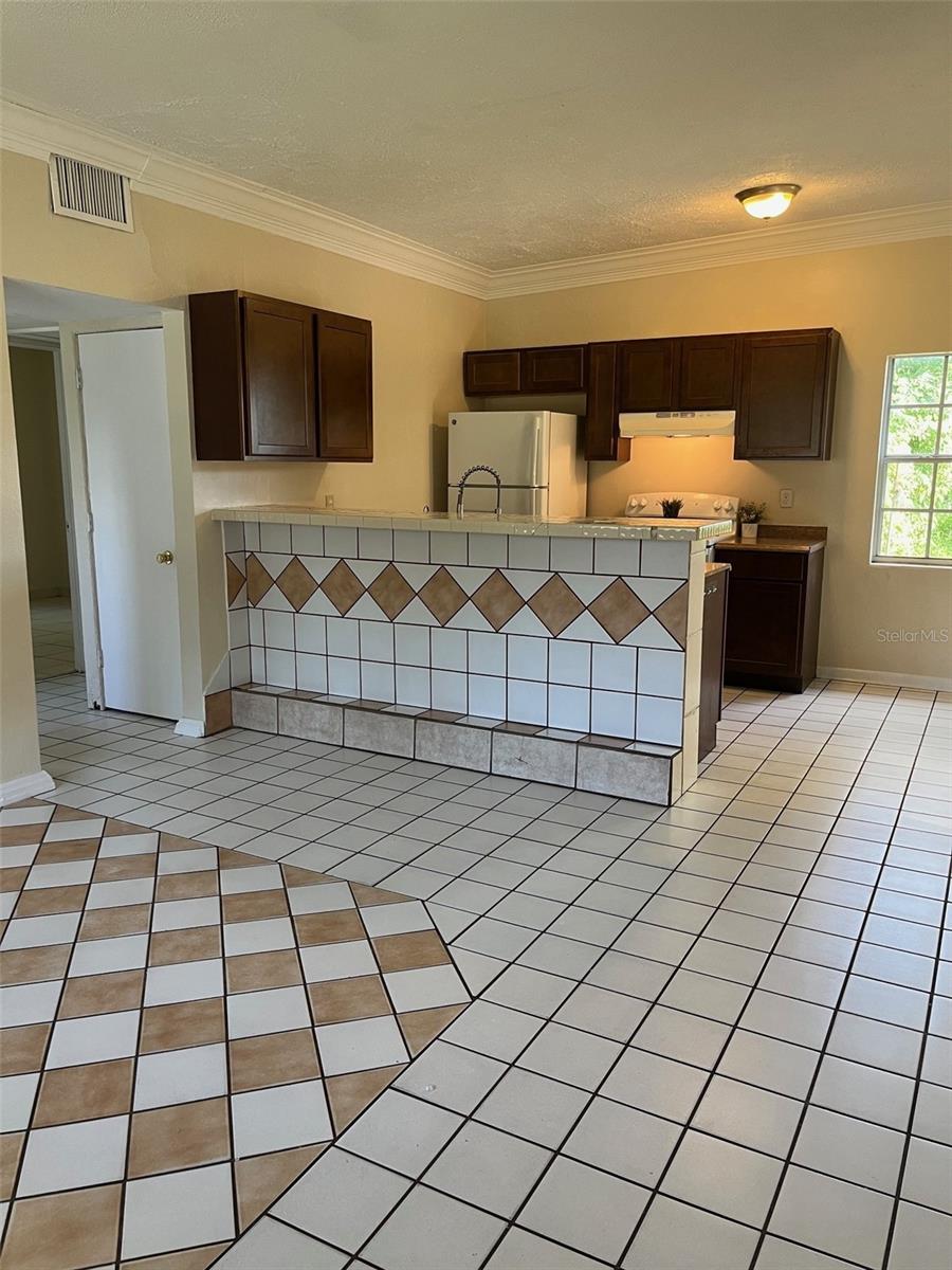 COUNTRY CLUB MANOR UNIT 1 - Residential Lease