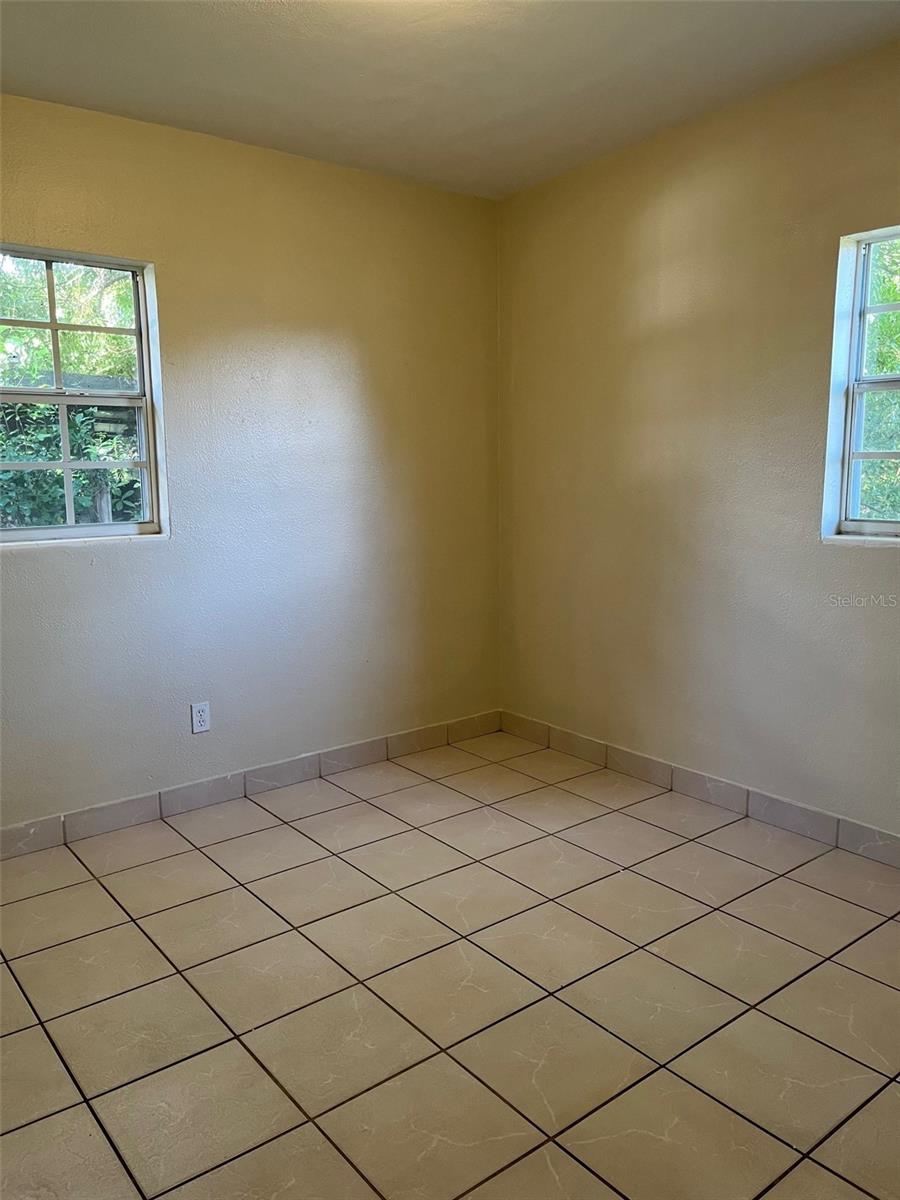 COUNTRY CLUB MANOR UNIT 1 - Residential Lease