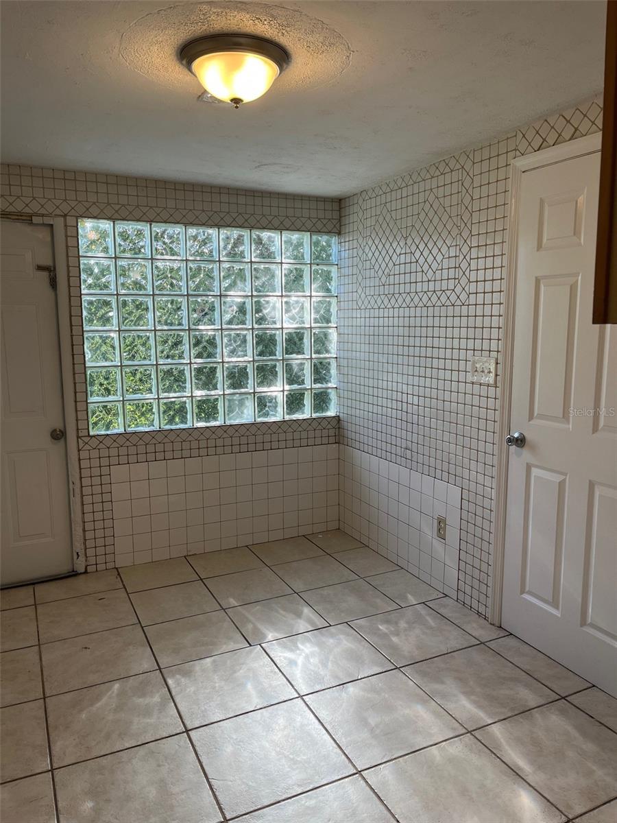 COUNTRY CLUB MANOR UNIT 1 - Residential Lease