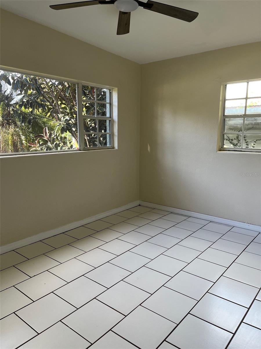 COUNTRY CLUB MANOR UNIT 1 - Residential Lease