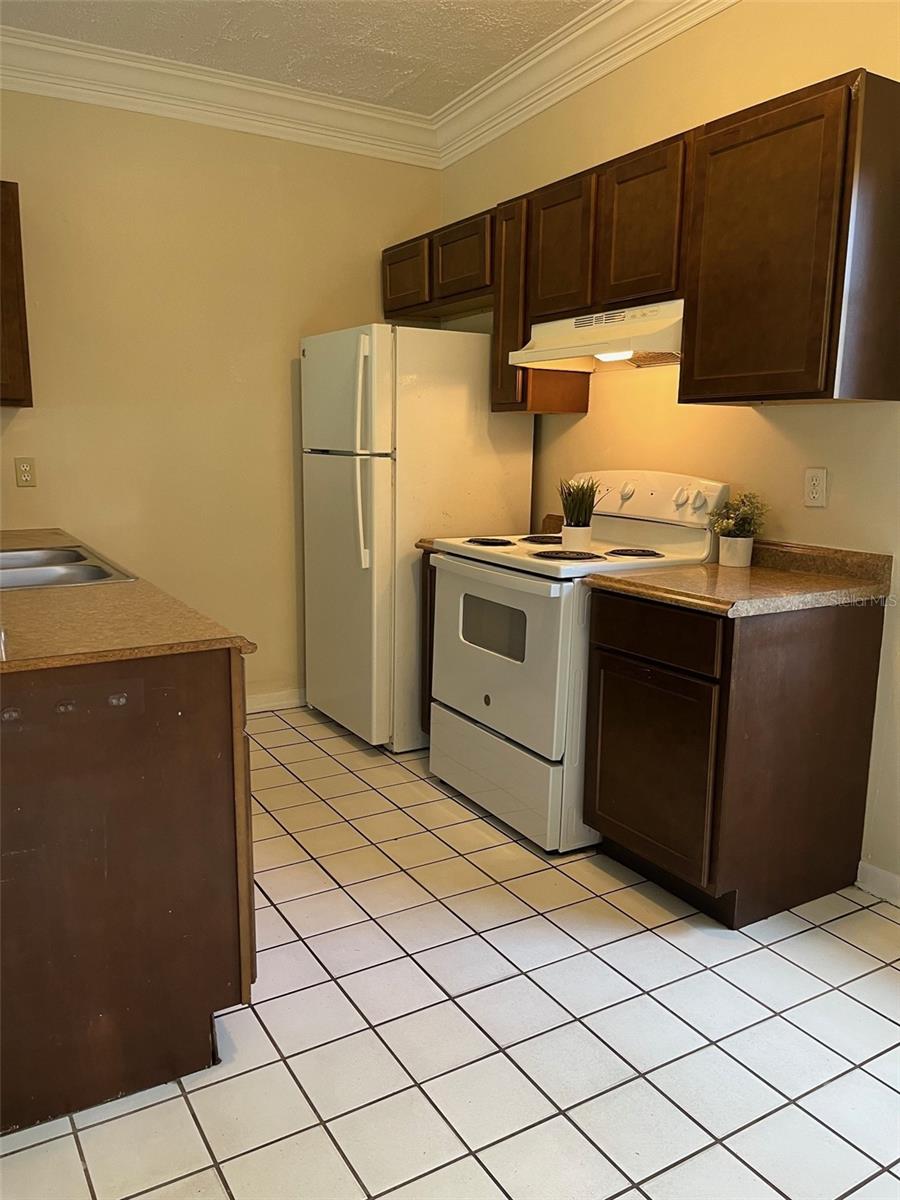 COUNTRY CLUB MANOR UNIT 1 - Residential Lease