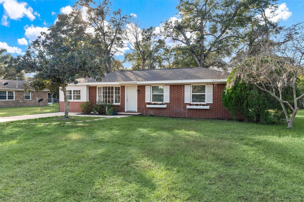 Photo of 500 College Avenue, Fruitland Park, FL 34731 (MLS # G5105039)