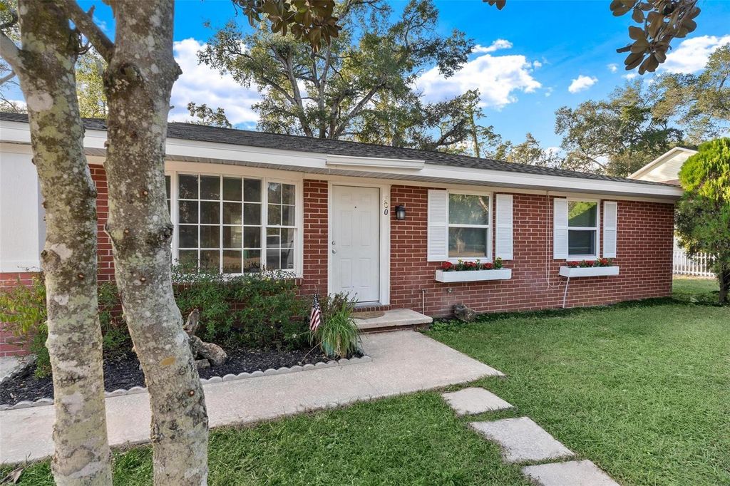 Photo of 500 College Avenue, Fruitland Park, FL 34731 (MLS # G5105039)