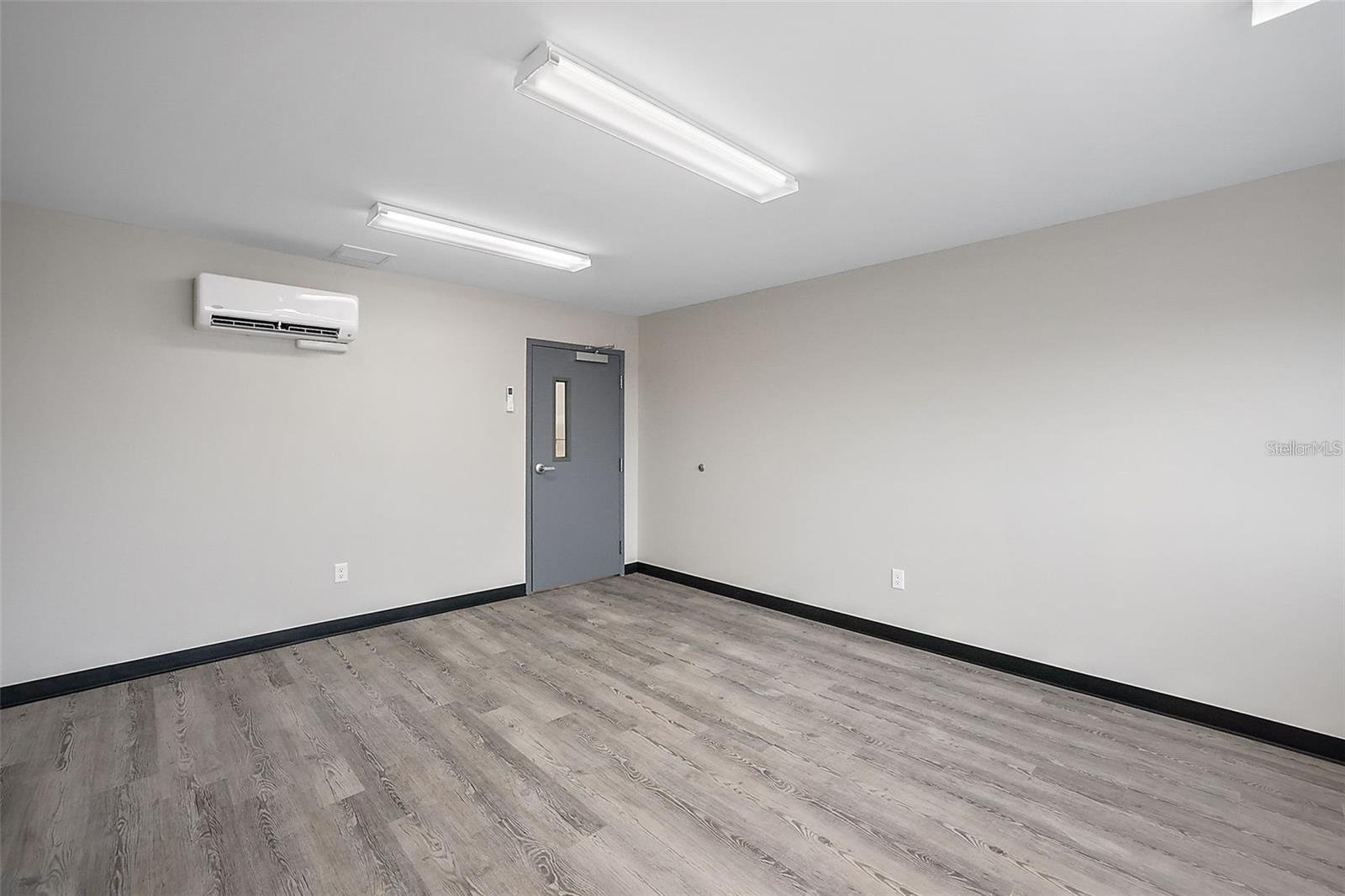 LEESBURG COMMONS BUS PARK - Commercial Sale