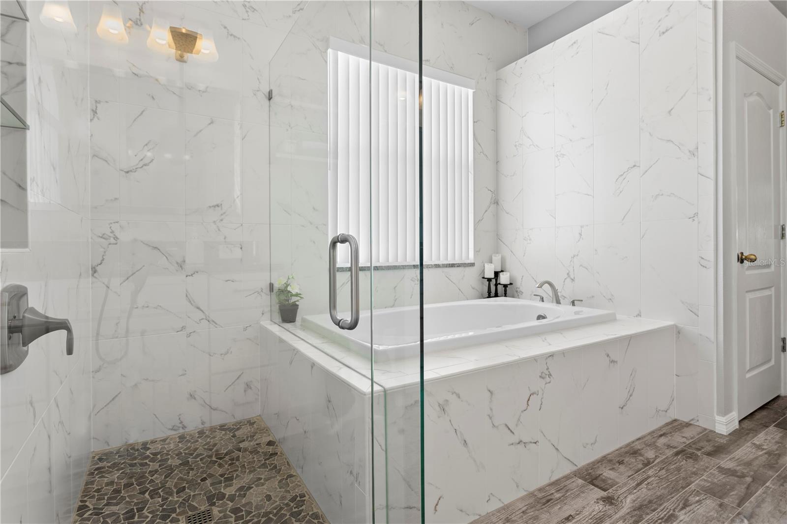 TWIN LAKES - Residential