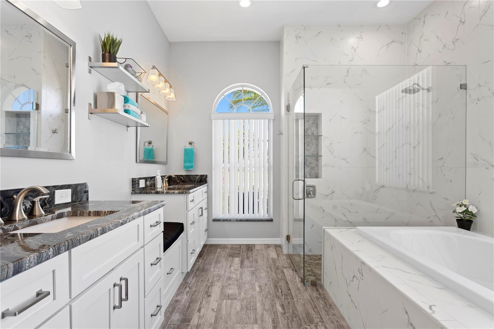 TWIN LAKES - Residential