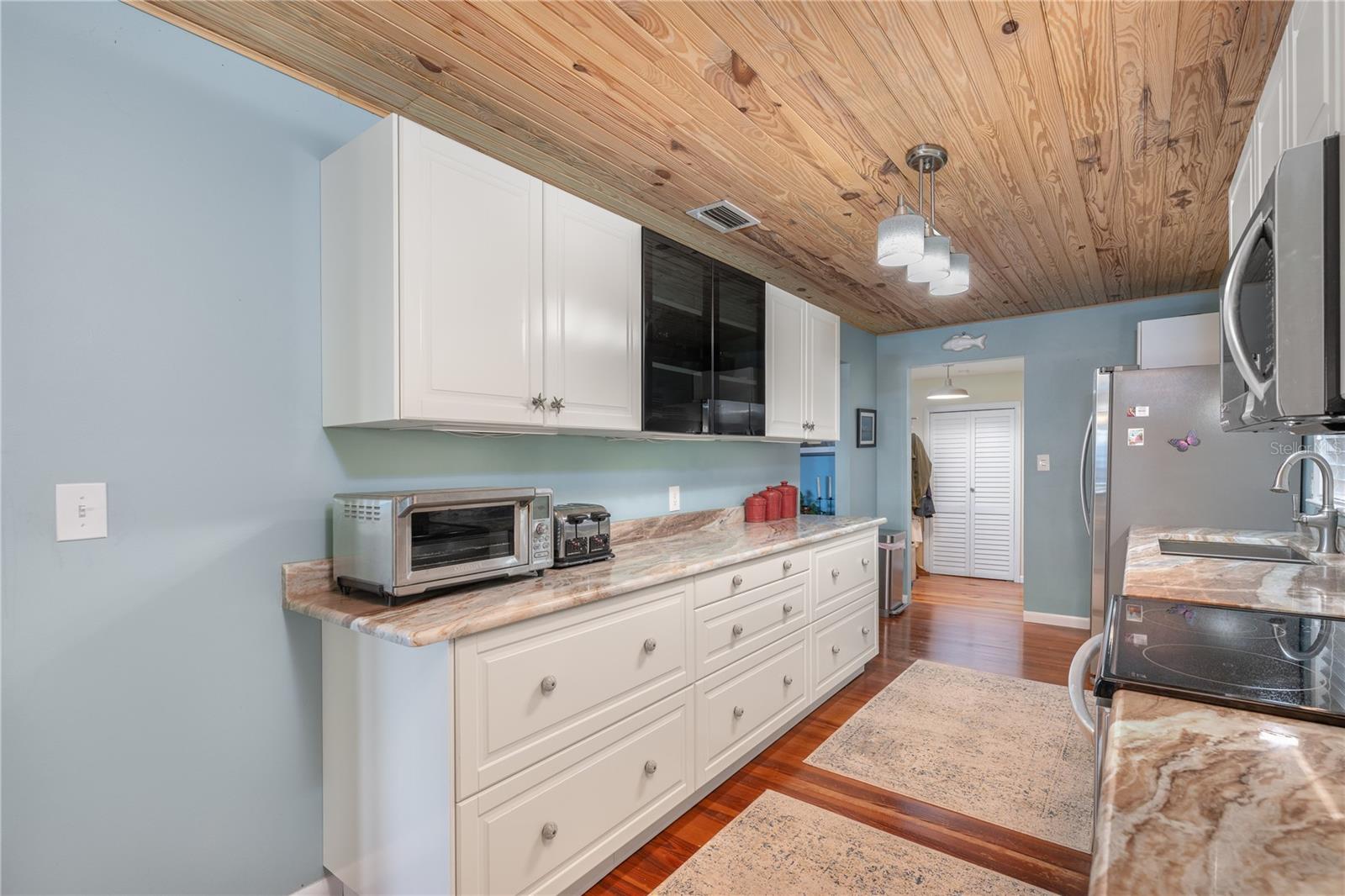 LAKE HARNEY BEACH - Residential