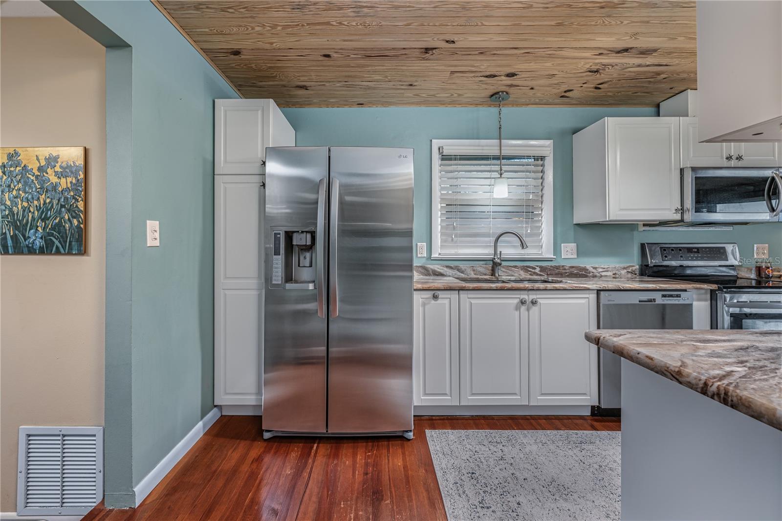 LAKE HARNEY BEACH - Residential