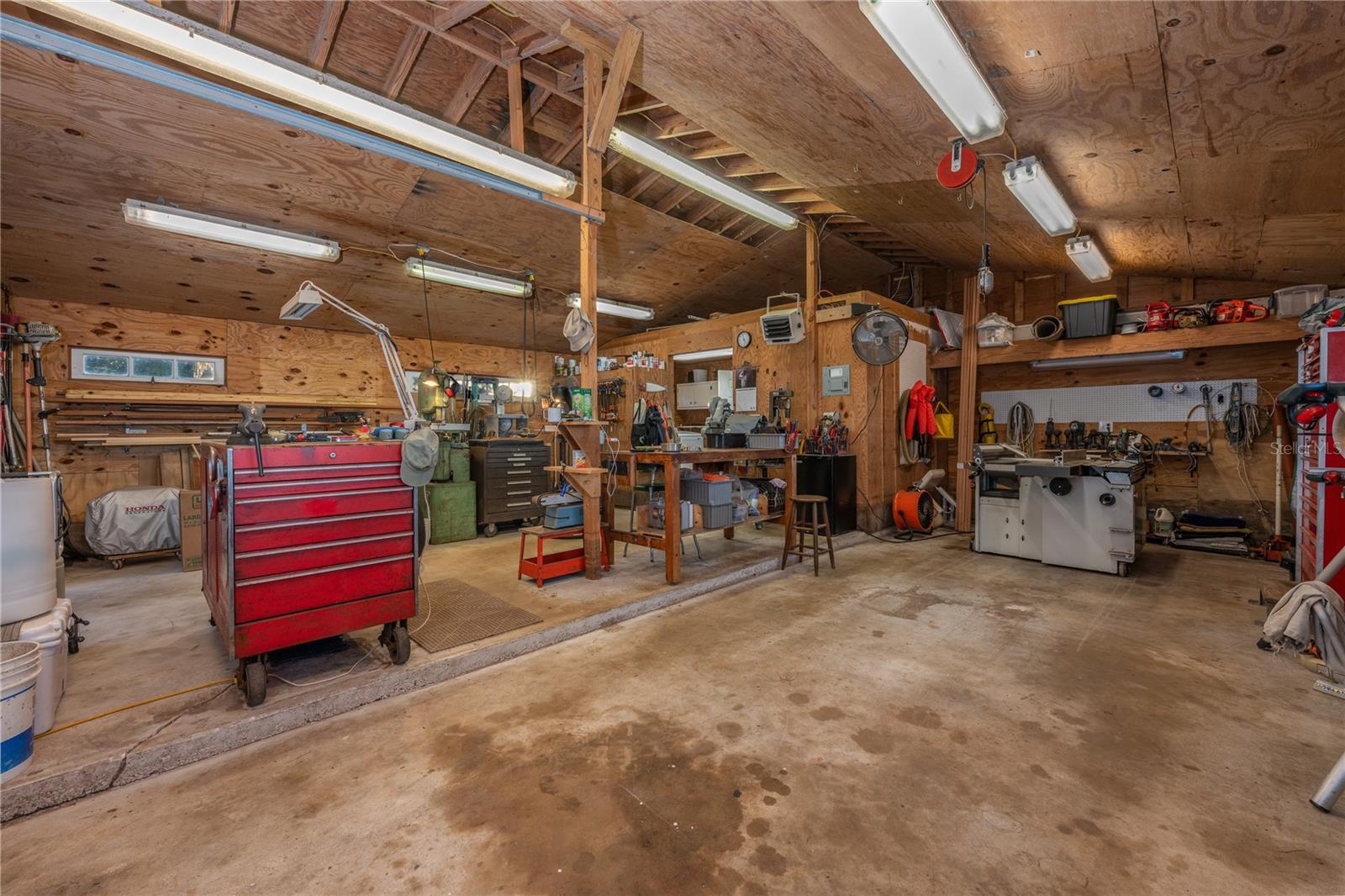 LAKE HARNEY BEACH - Residential