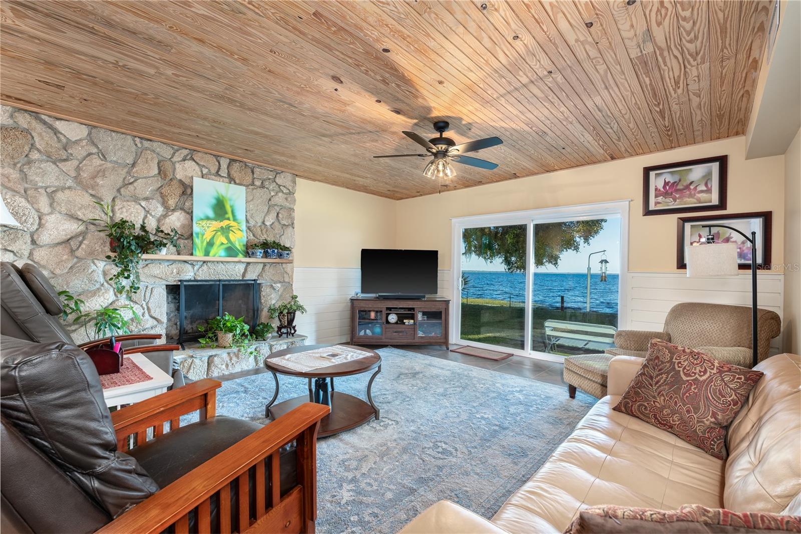 LAKE HARNEY BEACH - Residential