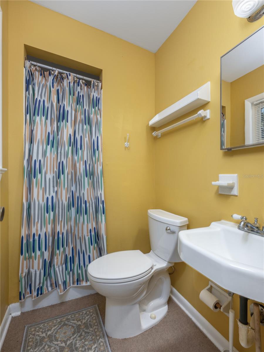 LAKE HARNEY BEACH - Residential