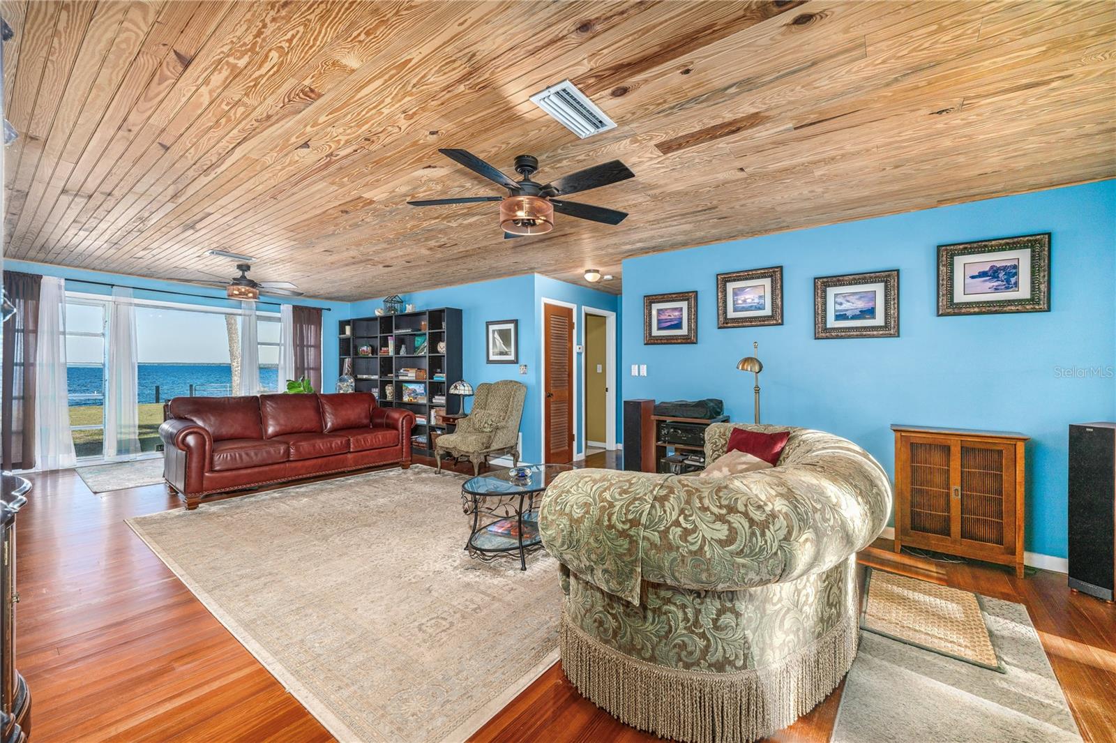 LAKE HARNEY BEACH - Residential