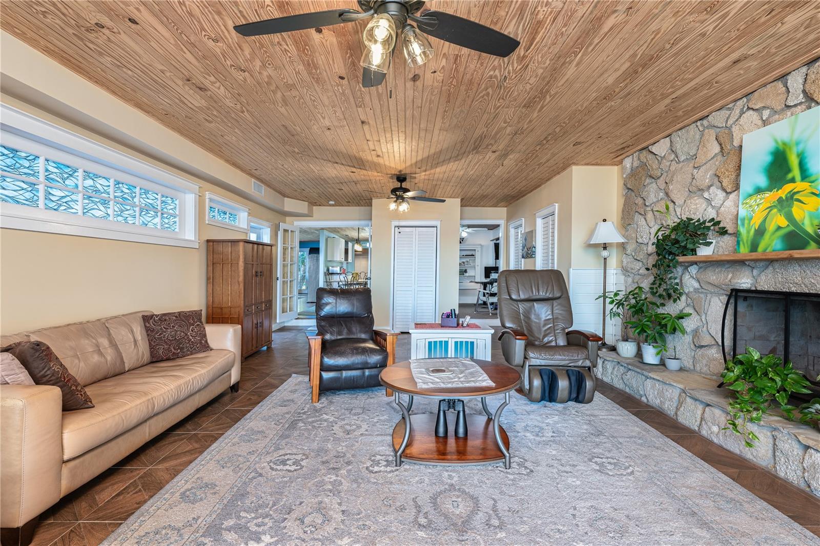 LAKE HARNEY BEACH - Residential