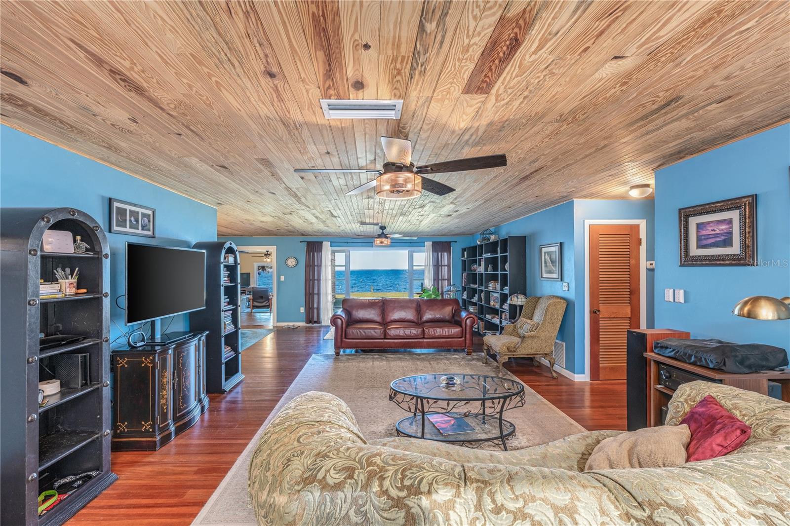 LAKE HARNEY BEACH - Residential