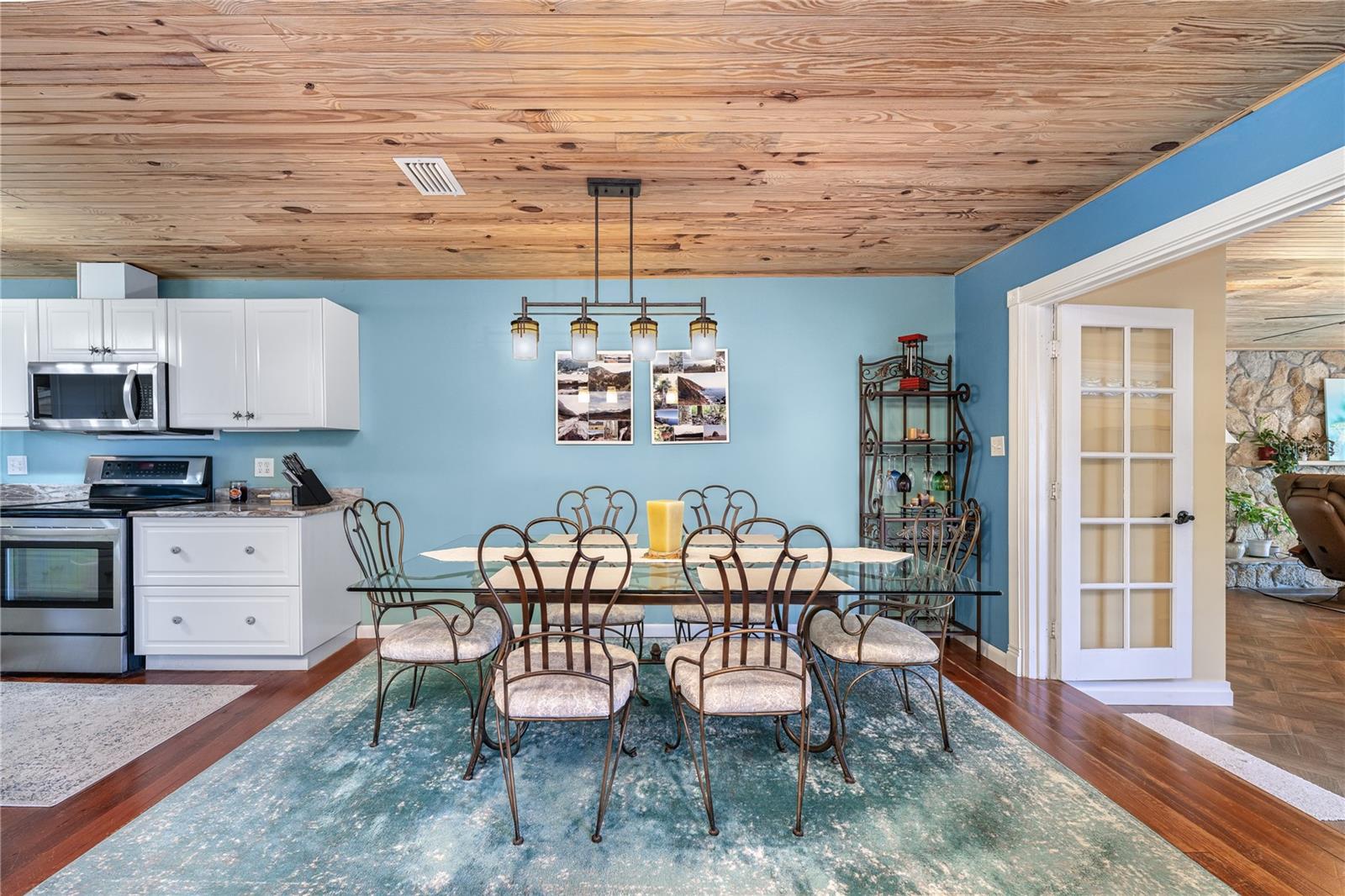 LAKE HARNEY BEACH - Residential