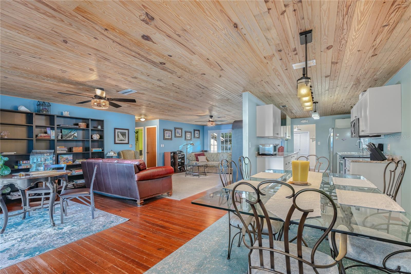 LAKE HARNEY BEACH - Residential