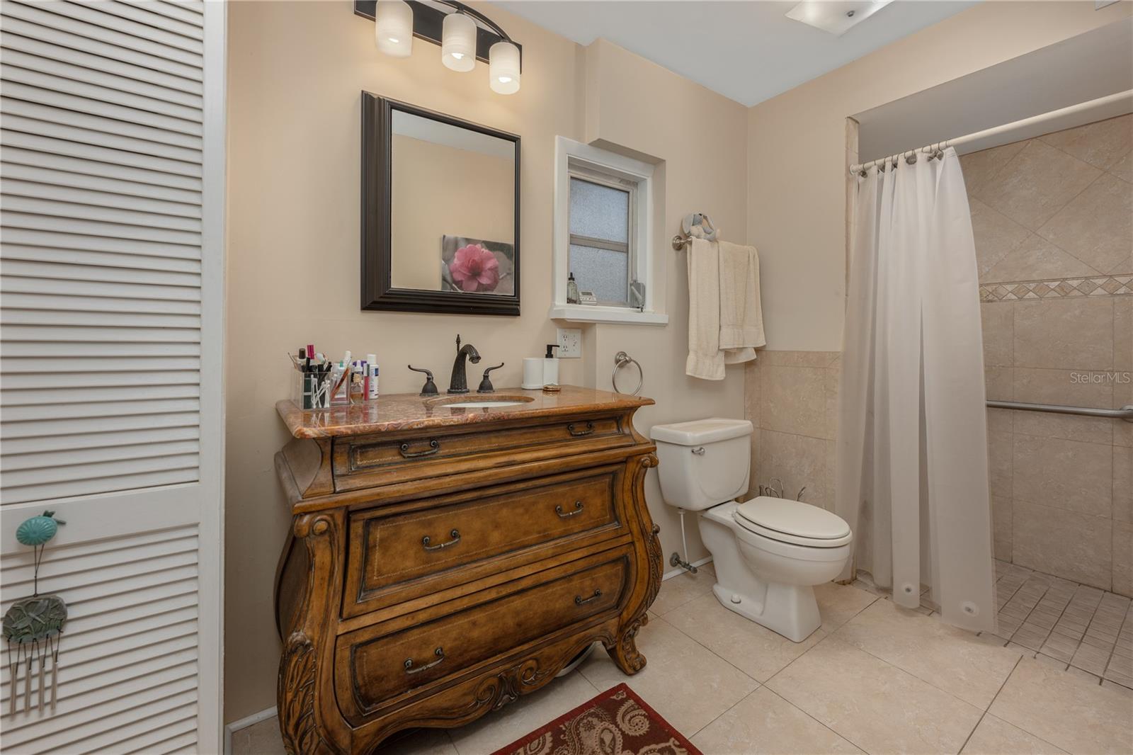 LAKE HARNEY BEACH - Residential