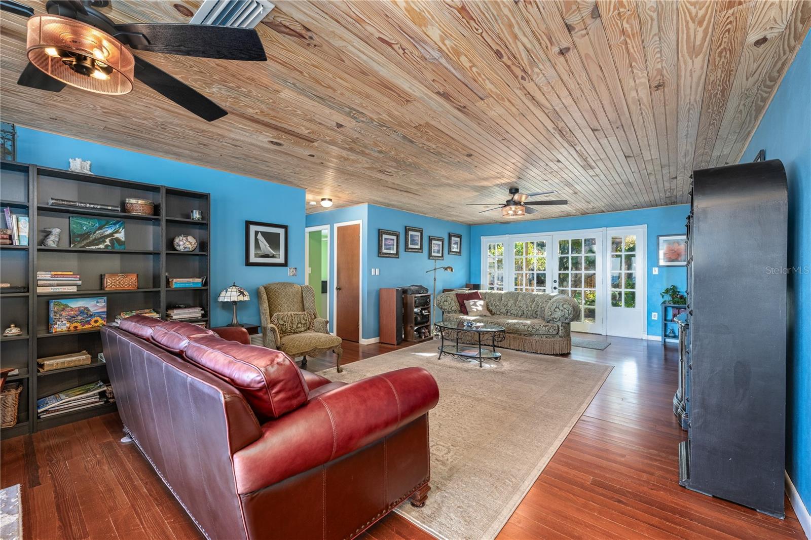 LAKE HARNEY BEACH - Residential