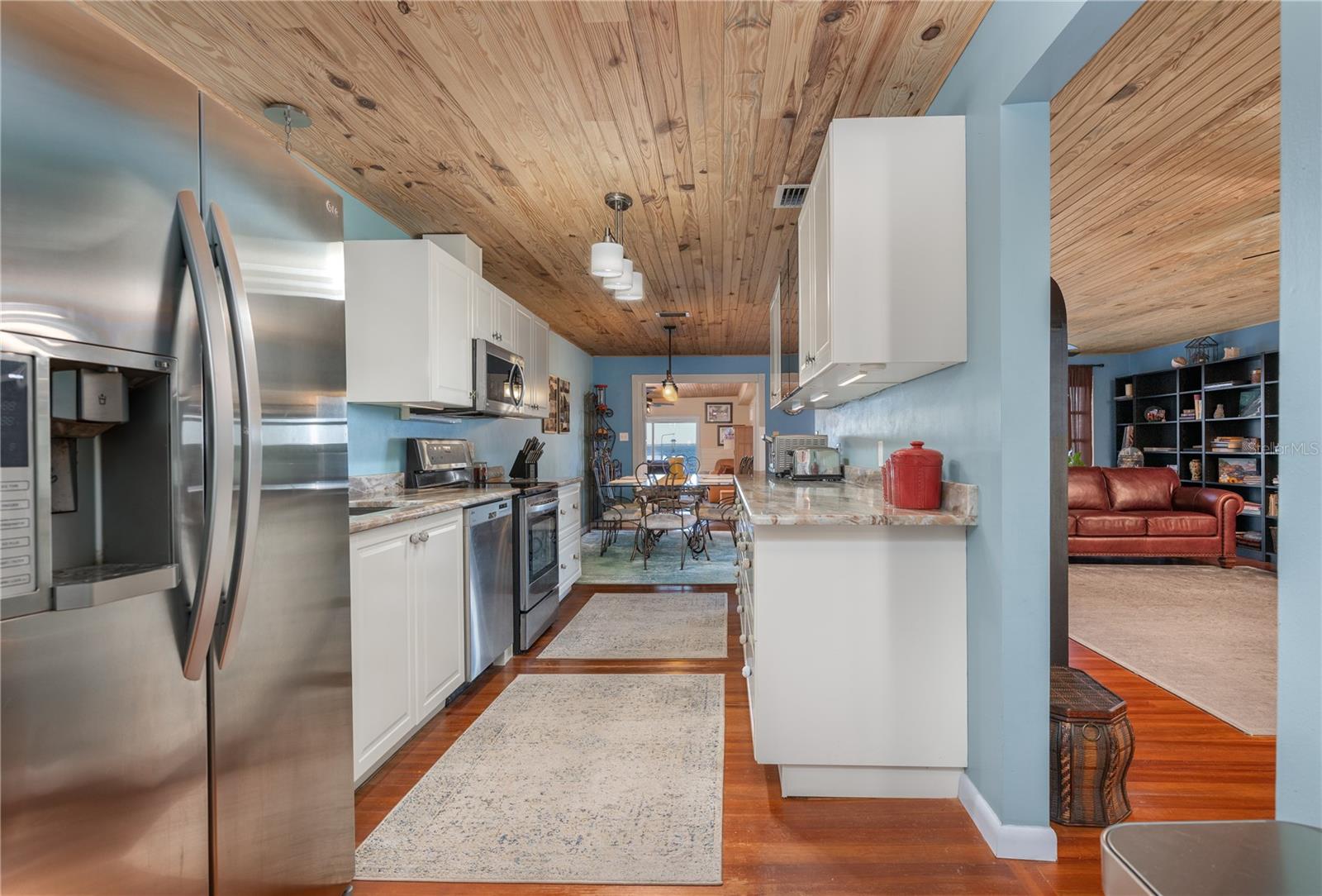 LAKE HARNEY BEACH - Residential