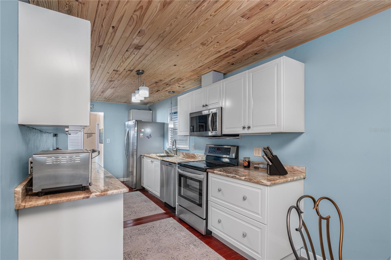 LAKE HARNEY BEACH - Residential