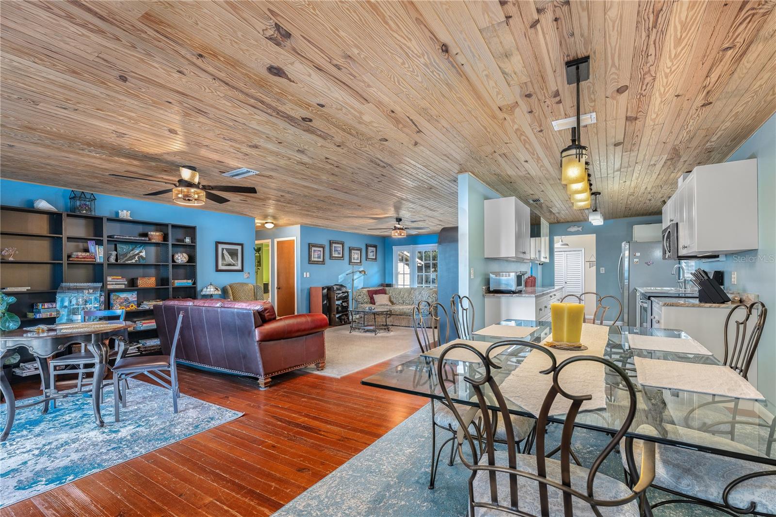 LAKE HARNEY BEACH - Residential