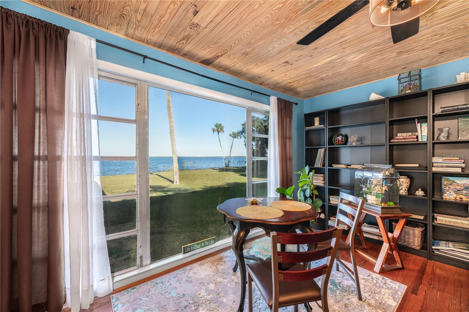 LAKE HARNEY BEACH - Residential