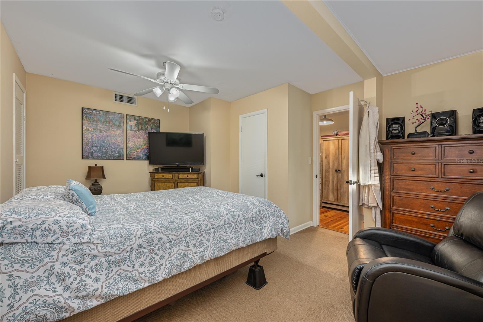 LAKE HARNEY BEACH - Residential