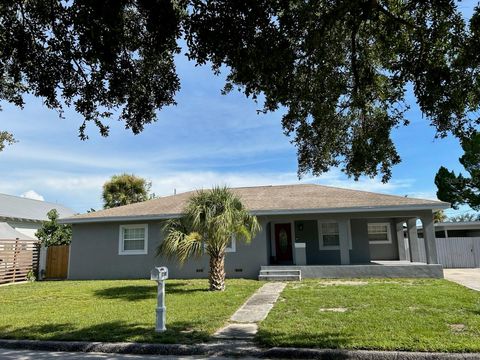 Photo of 2540 W Union Street, Tampa, FL 33607 (MLS # TB8387758)