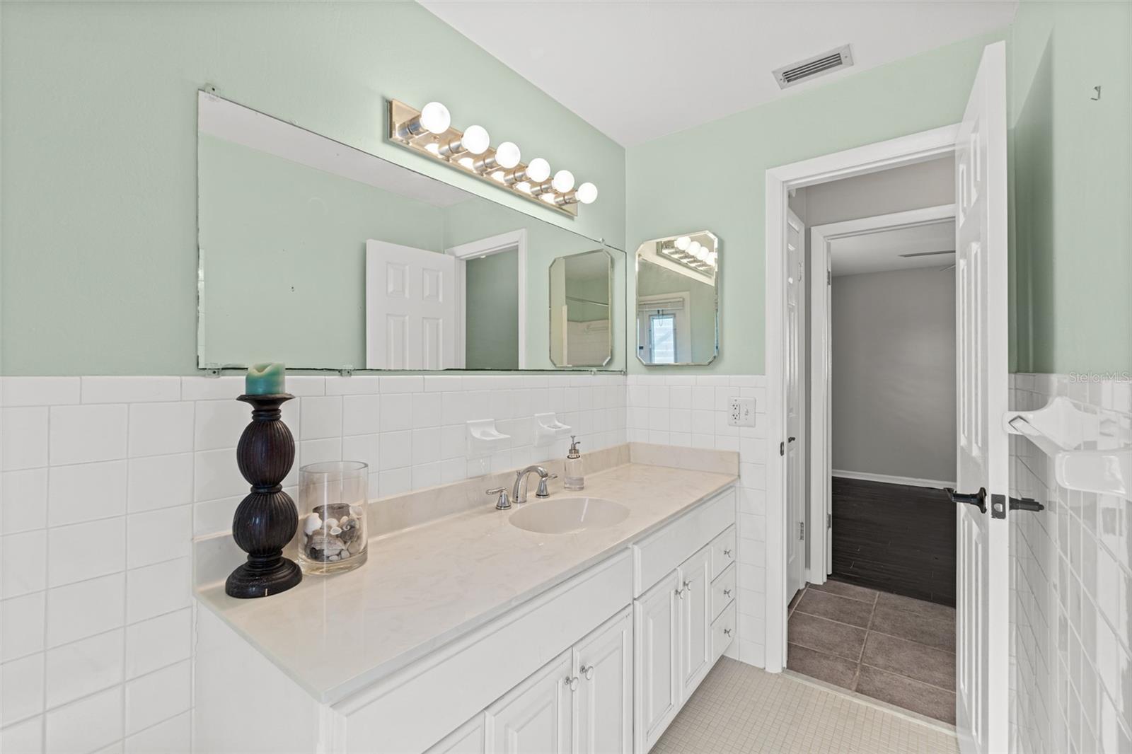 WATERWAY MANOR UNIT 01 - Residential