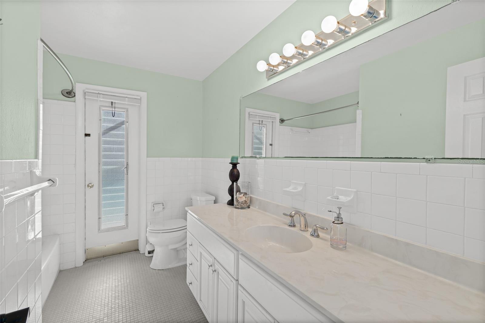 WATERWAY MANOR UNIT 01 - Residential