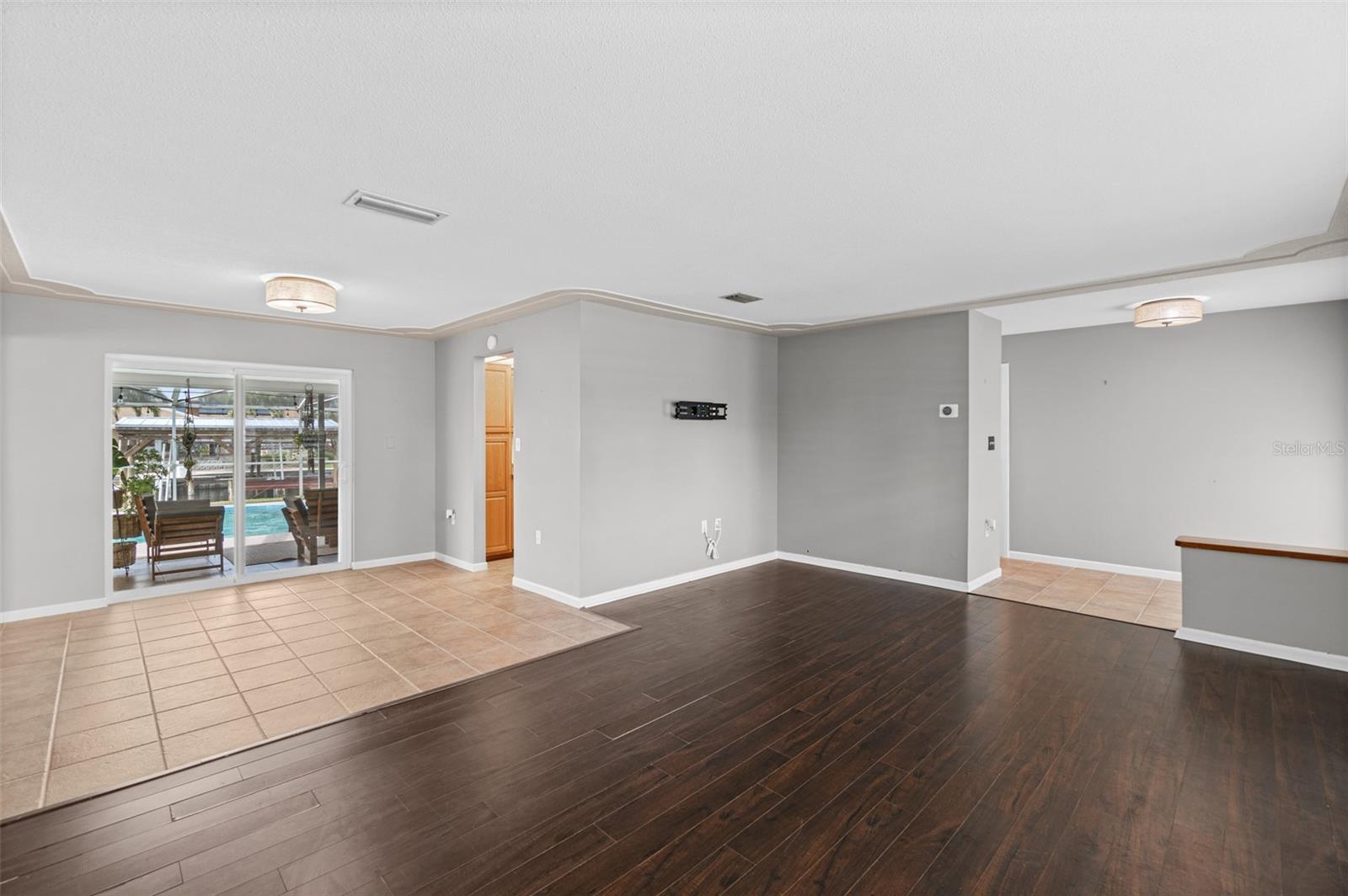 WATERWAY MANOR UNIT 01 - Residential