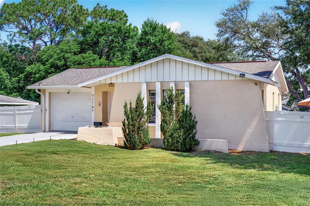 Photo of 5579 W Pine Circle, Crystal River, FL 34429 (MLS # OM729166)
