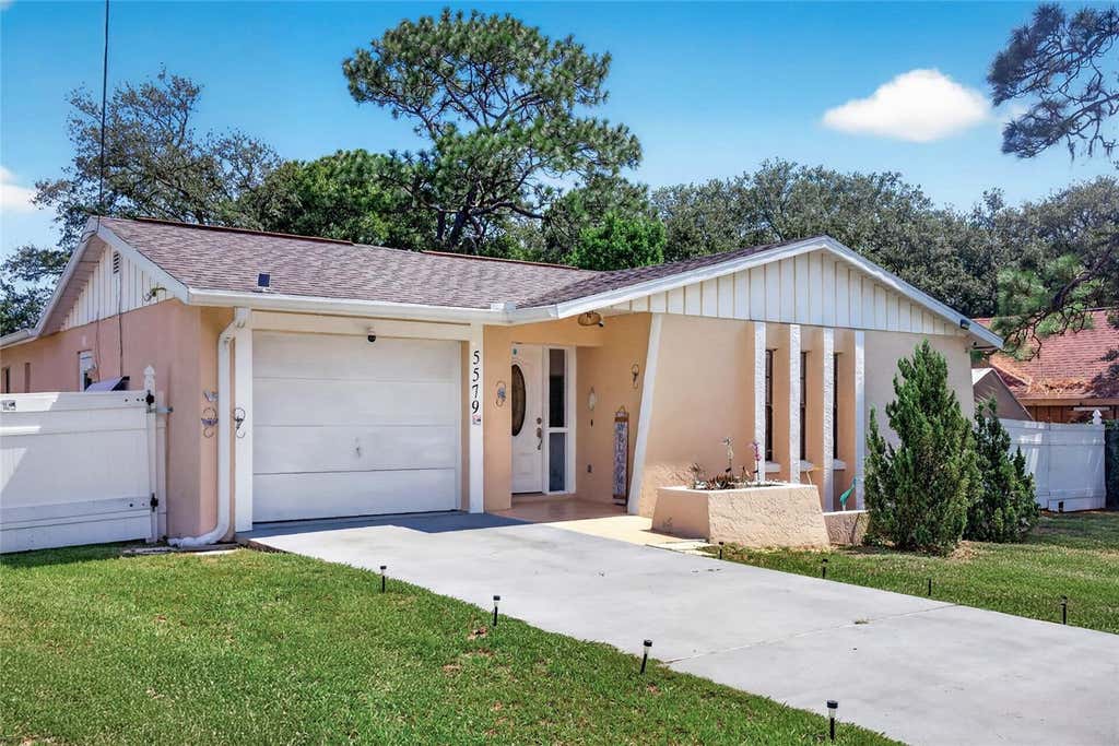 Photo of 5579 W Pine Circle, Crystal River, FL 34429 (MLS # OM729166)
