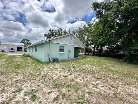 A home in LAKELAND