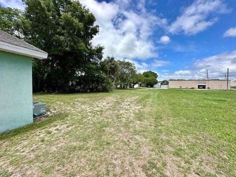 A home in LAKELAND