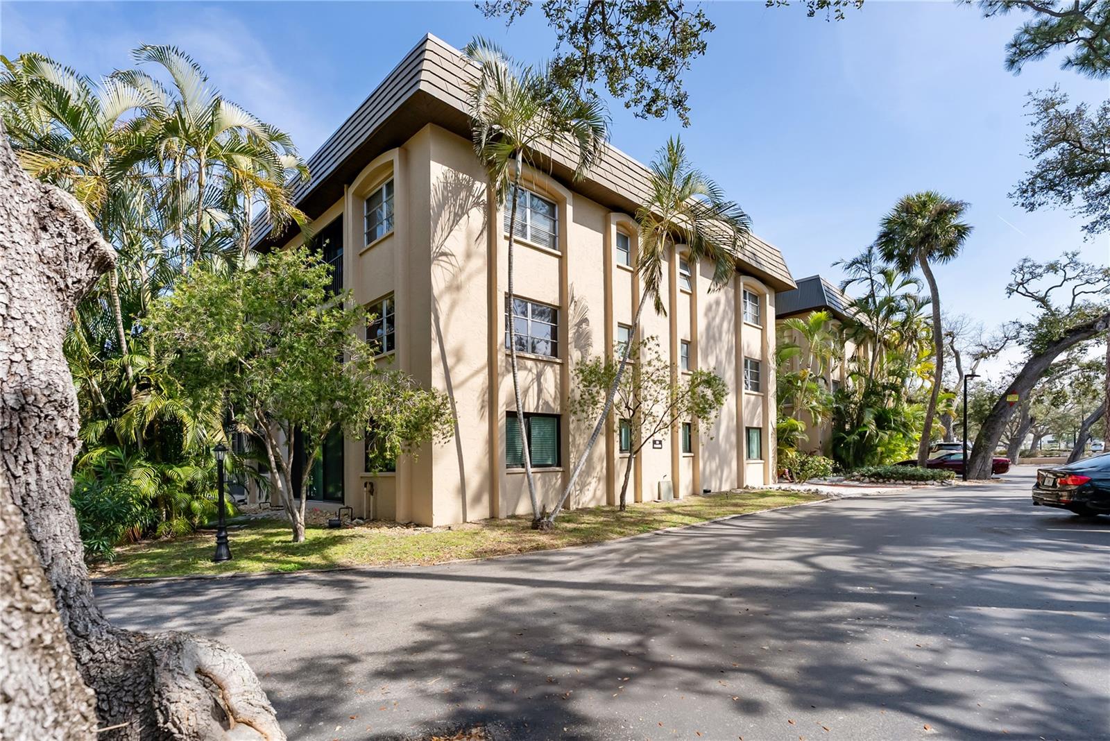 PLAZA GARDENS - Residential