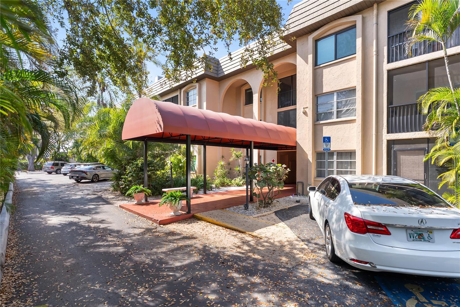 PLAZA GARDENS - Residential