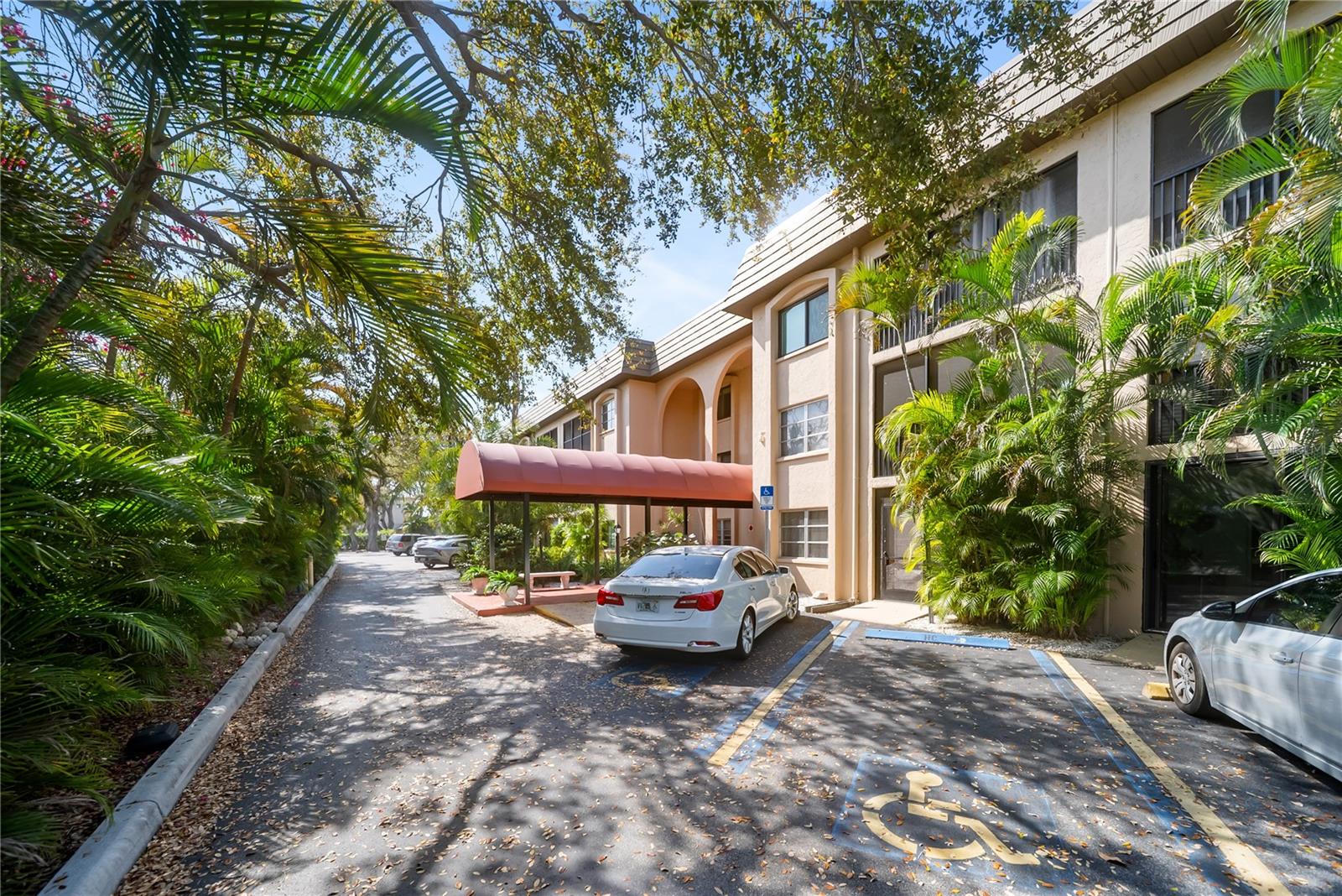 PLAZA GARDENS - Residential