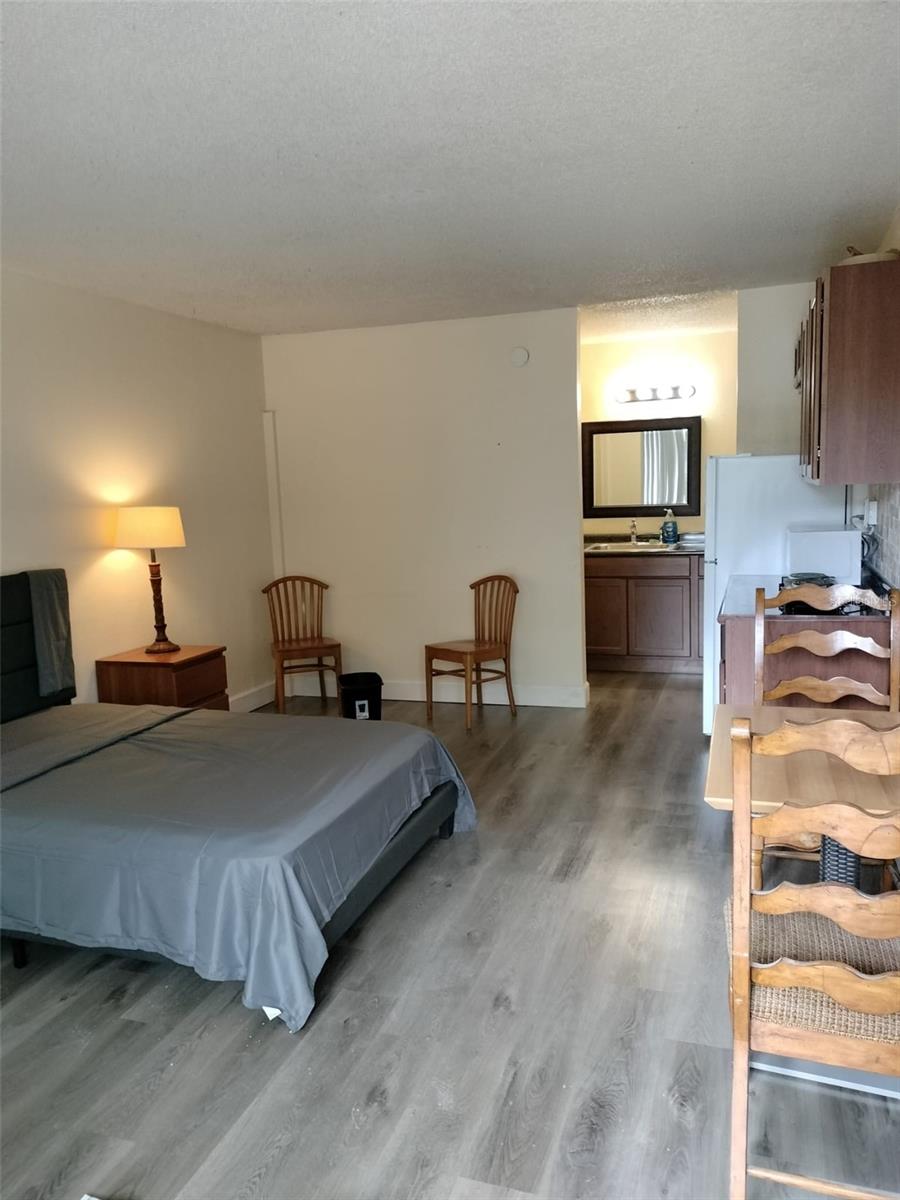 SANDLAKE COURTYARDS CONDO 5901/3515 - Residential